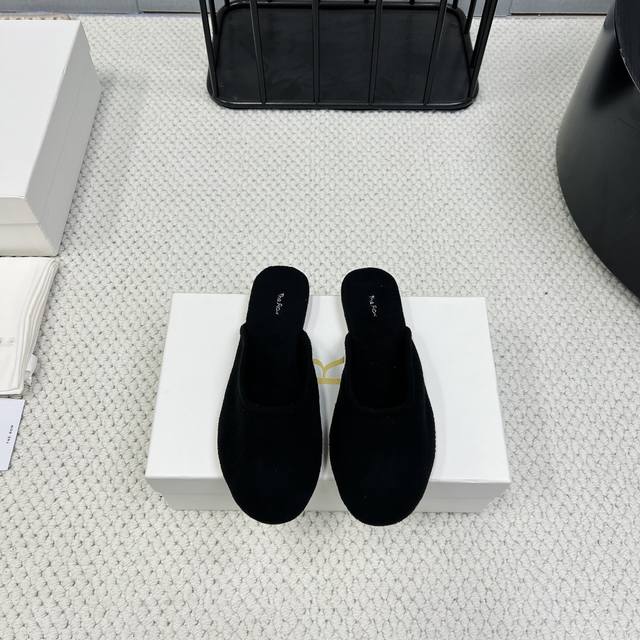 出厂:340 《独家顶级版本》 the Row小众潮牌25Vs春夏新款系列…… 【圆头平底半拖】 原版一比一打造舒适度、包裹性都比较好。个性十足，很好驾驭各种风