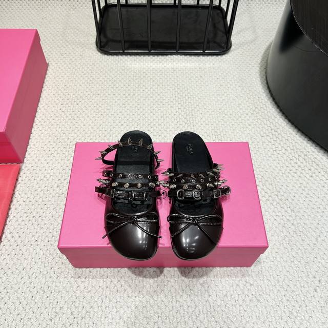 出厂：380《独家顶级版本》 abra 小众潮牌 2025Vs新款单鞋系列…… 【横带柳钉平底半拖】 春日Ootd穿搭 甜酷女孩不能错过的芭蕾舞鞋 太时髦了，有