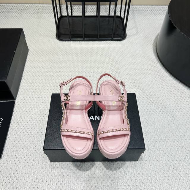 出厂：350 《独家顶级版本》 chanel香家25Vs春夏新款时装凉鞋系列…… 【金属链厚底凉鞋】 香奈儿是一个非常全面之尊贵时尚生活品牌，香港，美国，等大时