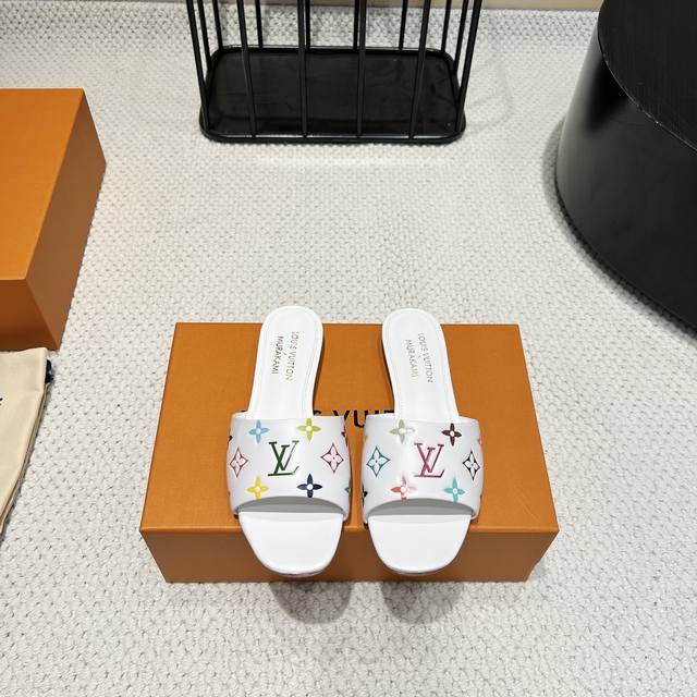 出厂:370《独家顶级版本》 lv驴牌2025Vs早春夏巴黎代购最新爆款凉鞋系列…… 【印花平底凉拖】 原版扣开模 附带原版Logo 超级炫美 一眼看上去就高端