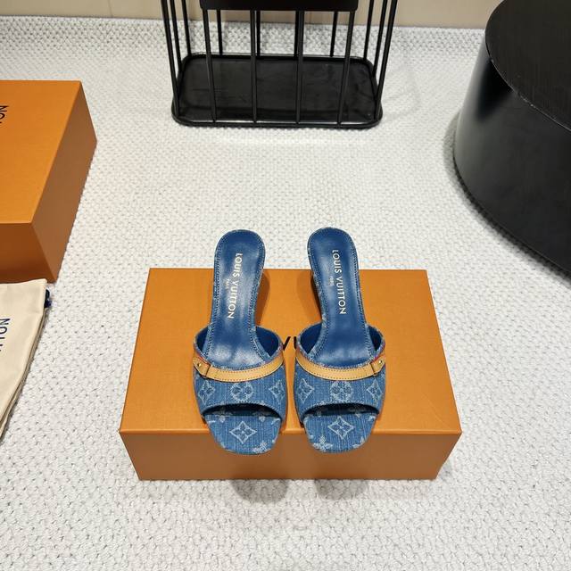 出厂:370《独家顶级版本》 lv驴牌2025Vs早春夏巴黎代购最新爆款凉鞋系列…… 【印花低跟凉拖】 原版扣开模 附带原版Logo 超级炫美 一眼看上去就高端