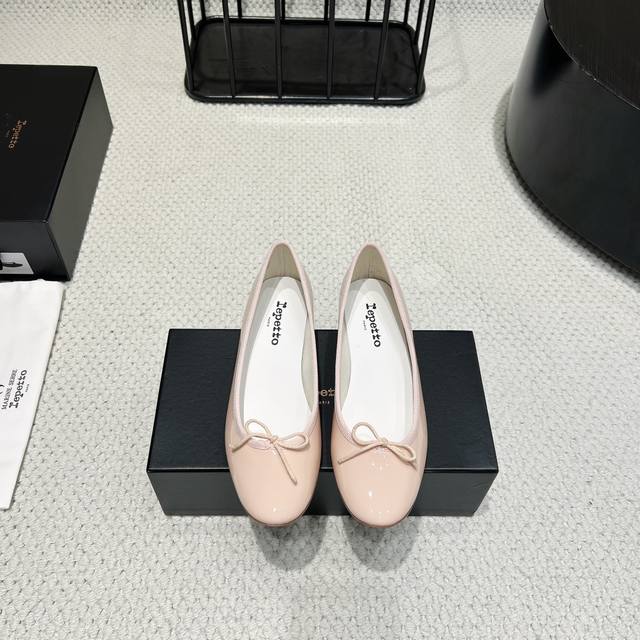 出厂：380 《高版本》 Repetto 2025Vs春夏单鞋系列… 【蝴蝶结低跟单鞋】 鞋头和鞋垫里面都印了月亮的标志！ 上脚脚感舒适显瘦 配啥啥好看哈！ 仙