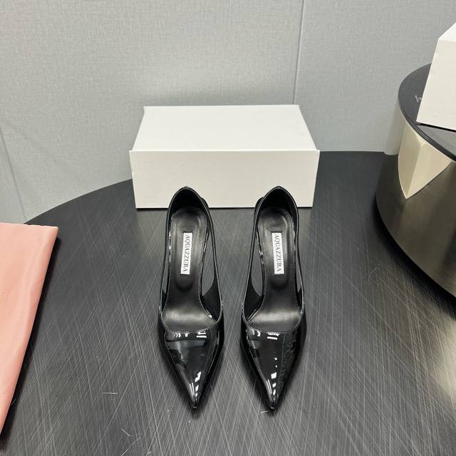 出厂:380《独家顶级版本》 aquazzura·菠萝25春夏最新爆款系列…… 【尖头高跟单鞋】 Aquazzura由设计师Edgardo Osorio在意大利
