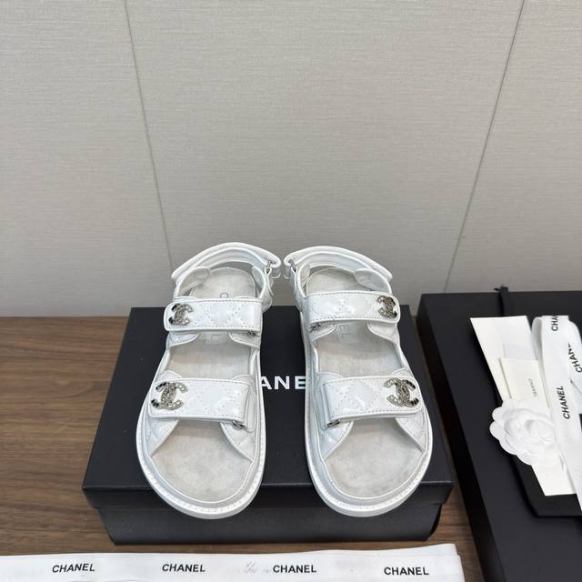 顶级版本 Chanel香奈儿25S 春夏魔术贴凉鞋 P400 专柜品质 每年必入的经典款之一！最新出金属皮设计 更加彰显和品味～所有材质都根据原版定制！购入正品