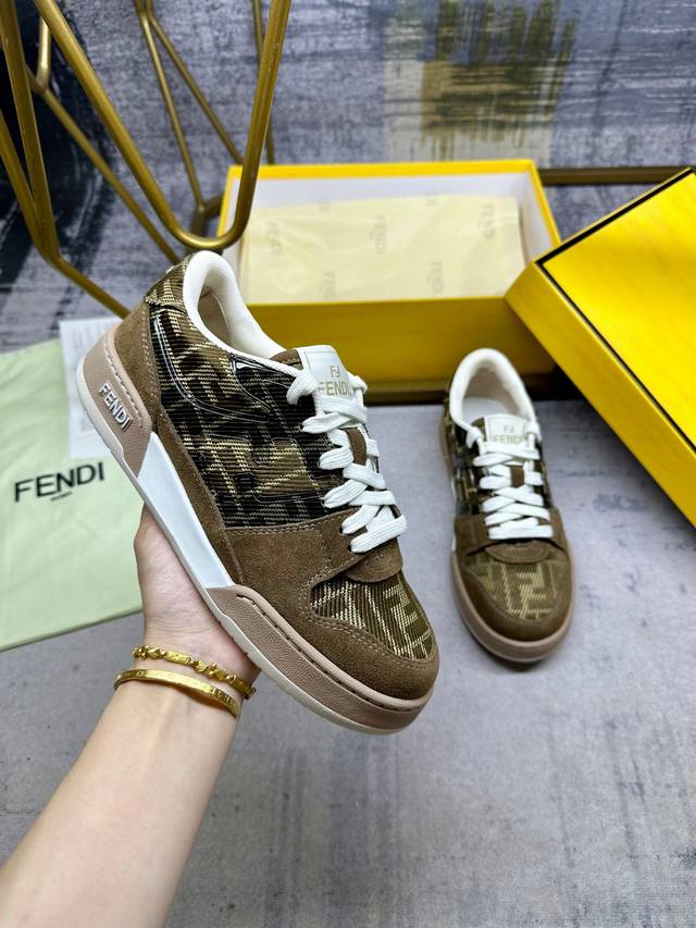 fendi Match系带最新运动鞋，棕色Ff提花面料和同色绒面材质细节，侧面饰以注塑Ff贴花。女码35-40码P340，男码39-45码P350