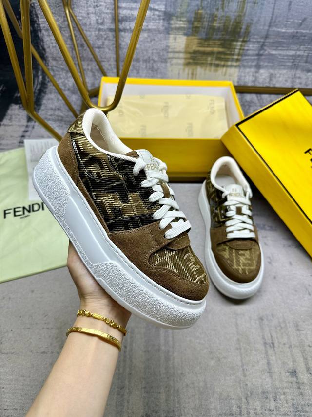 fendi Match系带最新运动鞋，棕色Ff提花面料和同色绒面材质细节，侧面饰以注塑Ff贴花。女码35-40码P350，男码39-45码P360