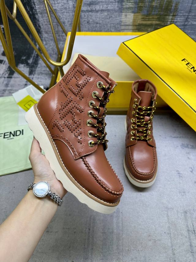 fendi与Red Wing联合打造的这款系带及踝靴采用标志性乐福鞋鞋头设计。赭色牛皮材质。三侧的同色系线迹完全采用纯手工制作完成，勾勒出标志性Ff图案。码数：