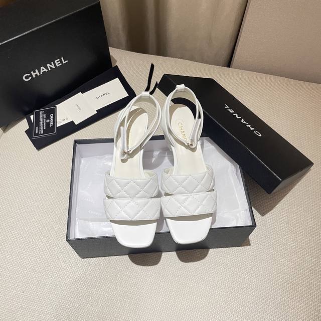 工厂直销P340 Chanel 2025Sw网红明星同款 专柜最新走秀主打系列上新款， 羊皮双C原版粗跟凉鞋百搭绝配。 鞋面:羊皮，内里垫脚：进口羊皮里 大底：