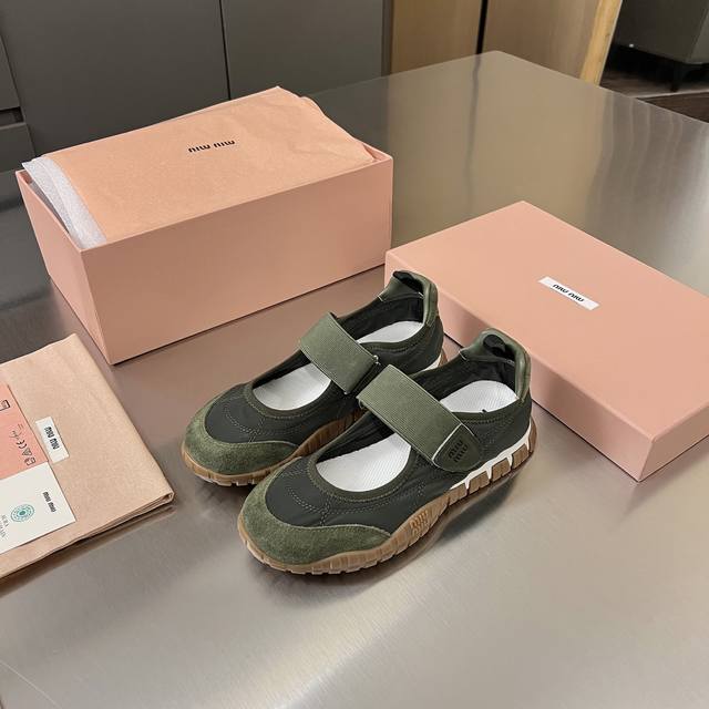 出厂价300 miumiu缪缪2025春夏新款芭蕾舞平底鞋火火来袭上脚舒适度拉满 好看好穿又轻便 随意搭配 筒约又高级，大胆前卫的设计，Miu Miu风格融于此