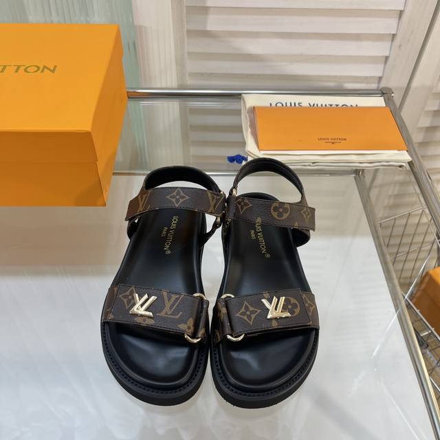 p260 louis Vuitton女士2025新款凉鞋 平底凉鞋以精致拉菲草鞋面道出手工艺格调，搭配韧性鞋垫和轻盈微型外底，营造舒适惬意的穿着体验。魔术贴鞋带
