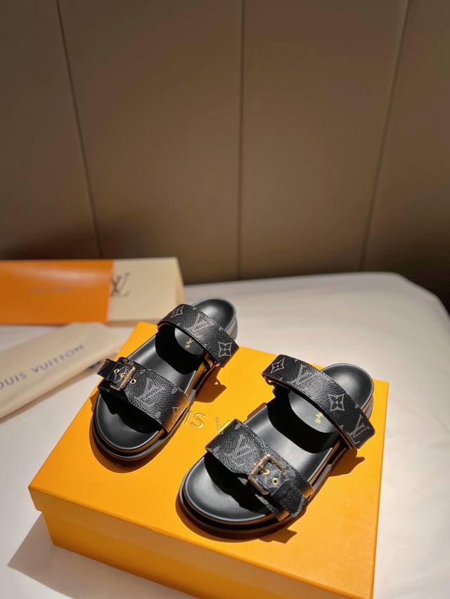 出厂230Lv | 2025 春夏新款 顶级版本 专柜主打最新品爆款拖鞋 硬货上新 代购级别！高级感十足！国内外博主刷爆的一款，复古又时髦 上脚美炸了！官网主推