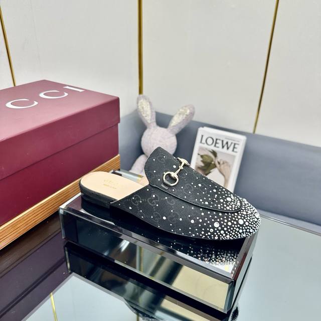 出厂价P380 2025早春新款Gucci Jordaan系列多刻面水晶钻乐福鞋/半拖【年底冲刺】最高版慕勒便鞋 ——————————单鞋 作为设计传承的杰出代