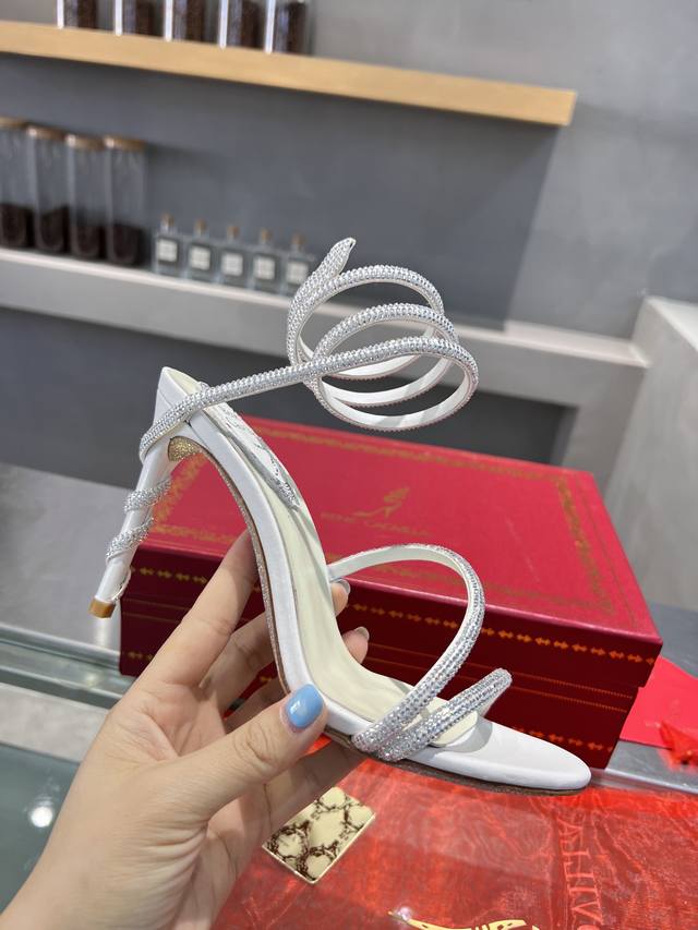 p360 r C | 2022S重工Rc蛇形爆红Cleo系列，水晶缠绕脚环高跟凉鞋。简约却暗藏玄机，一点点灯光，整个鞋面波光粼粼，熠熠生辉。无论是在温暖热闹的派