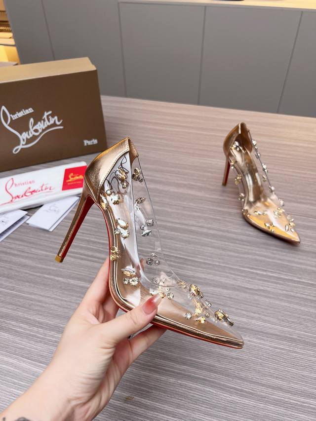 400 christianlouboutin路铂廷 Cl红底鞋‖ 全球限量！来自拉斯维加斯的祝福灵感来自拉斯维加斯的炫彩霓虹 手工制作，精致工艺收藏级作品 绝对