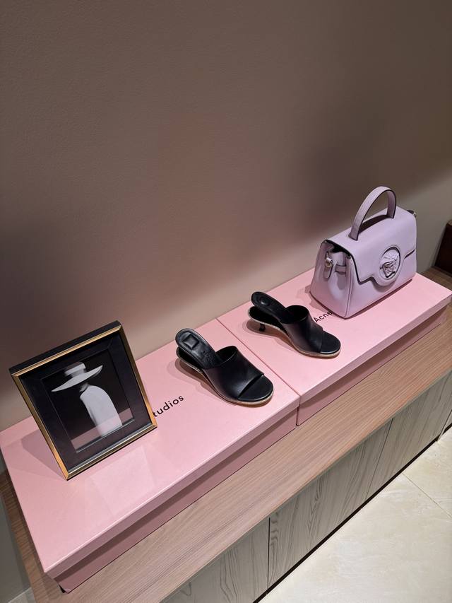 550 新品Jacquemus 2024个性双层底 双鞋跟个性高跟鞋 jacquemus2024全新系列 les Sculpture采用高级优质的面料 通过非传
