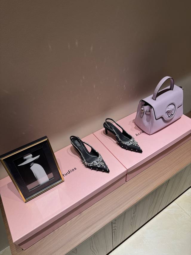 440 2025开春 新款首发 美得挪不开眼 2025专柜同步春夏新款Gucci 25S春夏新品水钻糖果色 后带凉鞋高跟 g家在体现高级感这块 总让人大写的服气