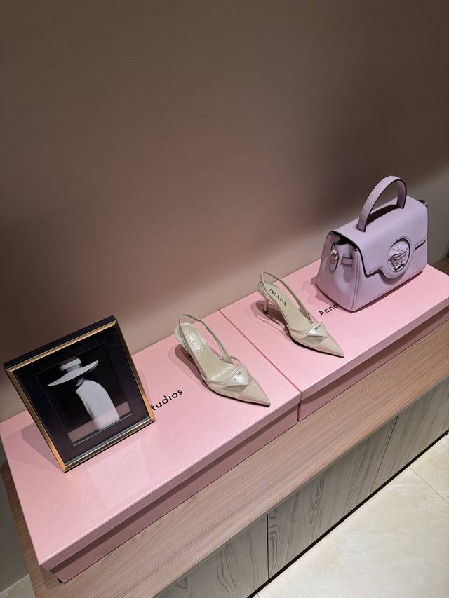 340 prada/普拉达经典春夏新品 三角标高跟凉鞋 经典款啦 可盐可甜巨百搭 鞋面采用原版定制皮料 内里混种羊皮 细腻柔软透气 三角标Yb开模定制 质感超赞