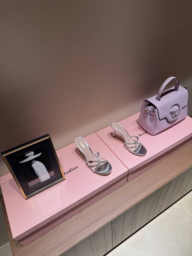 330 吉安维托·罗西 Gianvito Rossieiko Stiletto，金属扣绕带个性高跟凉鞋 秉承了其传统意大利工艺，专注精巧细节，打造优雅女人味，每