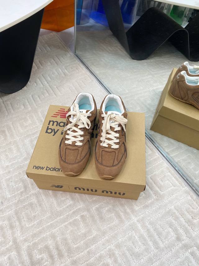 出厂价420 miu Miu&New Balance 联名530休闲鞋 随着530运动鞋的大火，来自美拉德的快乐鞋。极简复古文艺的风格都能搭，搭各式的袜子也很赞