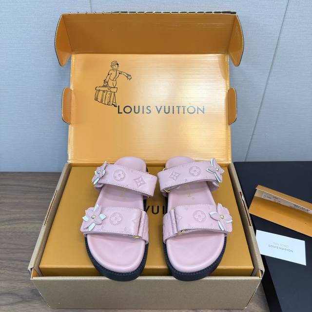 lv 顶级版本最新走秀款平底 魔术贴 凉鞋 P430 本款Sienna凉鞋为拉菲草刺绣Lv字母和Monogram花卉，与进口羊皮内里共同捕捉夏日轻风。 今年的款