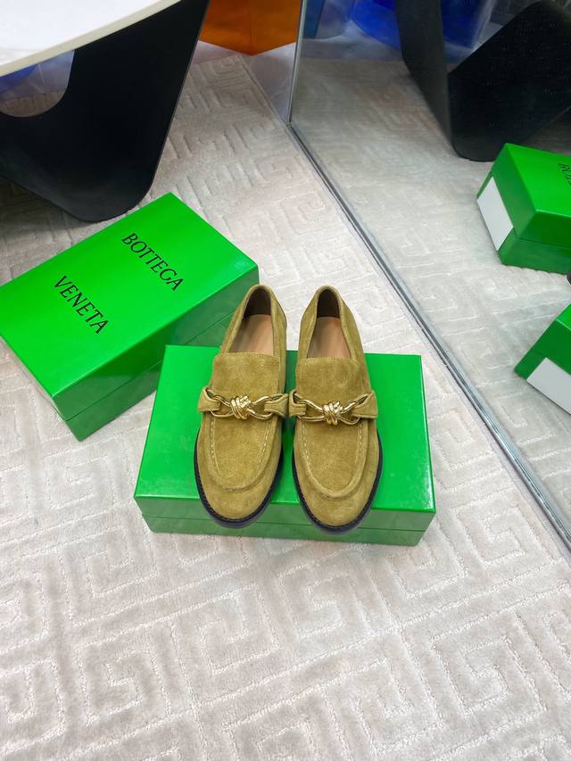 出厂440 Bottega Venet*女士Astaire乐福鞋 原版一比一做法 一致五金 当今流行的又一趋势 天花板啦3色百搭 精致平底 包裹面料 同色跟皮