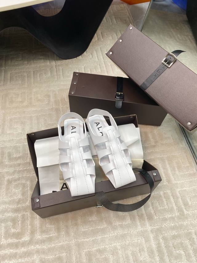 出厂430 # 阿莱亚/早春新品 方头 罗马平底凉鞋 这一季的鞋履全新视觉体验 俏皮搭配 显得酷酷的真是绝美 鞋柜必备的时尚单品。 面料采用进口小牛皮 内里垫脚