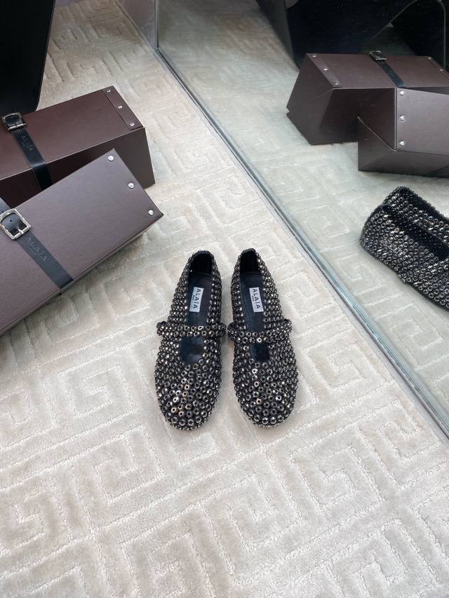 出厂460 #阿莱亚经典芭蕾舞鞋 以芭蕾的灵动意韵融于日常，以现代笔触刻画舞鞋经典轮廓！ 黑色钻饰皮质款芭蕾舞鞋，从经典日式鞋履汲取灵感，Bling水钻点缀于鞋