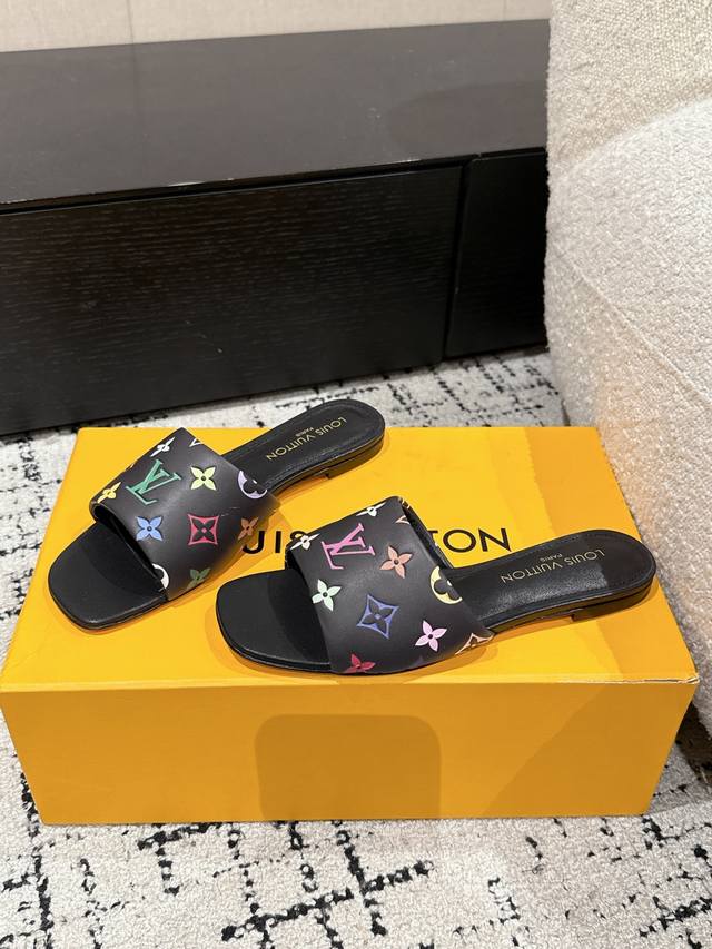 340 louisvuitton 25Ss春夏新款 黑白三彩猫跟平底凉拖 很难不怀疑是不是借鉴了唐朝的唐三彩作为基础，创新成Lv经典标志Logo，采用彩色以及鞋