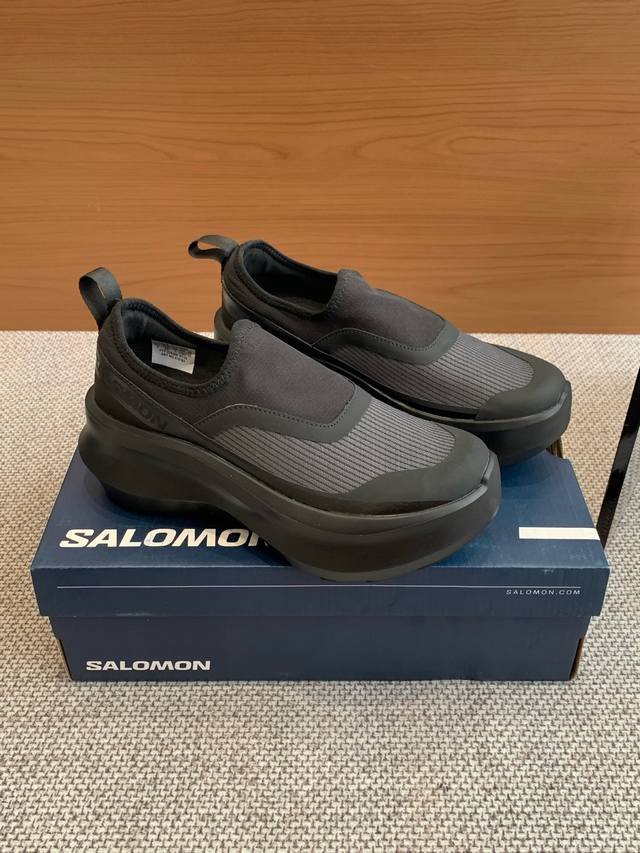 360Cdg X Salomon萨洛蒙 厚底增高休闲运动鞋 黑白简约配色 鞋身上的品牌字样也体现出极简主义的设计风格 鞋子百搭增高 脚感方面，一如既往的舒适轻便