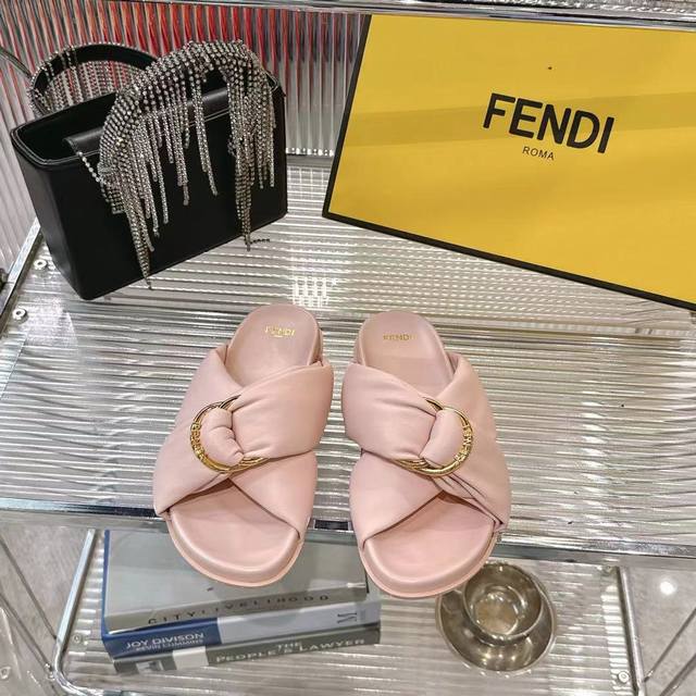 270元！Fendi 25Ss 芬迪系列平底拖鞋 每年必备Ff拖今年还加了新的系列，美到无法言喻 绝好的穿着舒适感可是经典必备，各种风格搭配都Hold的住！ 面