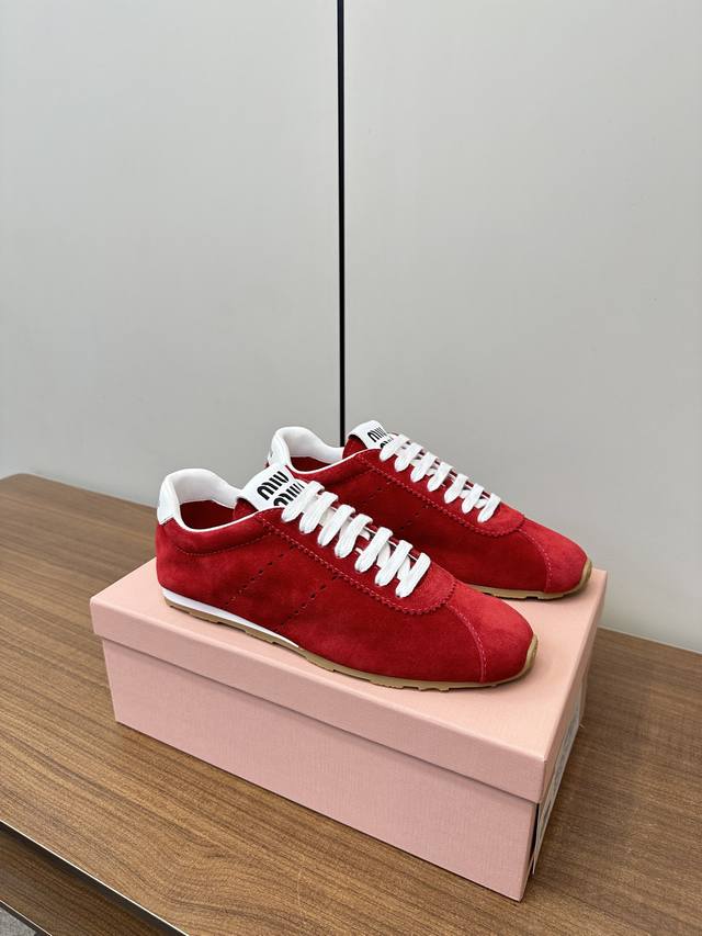 miumiu 2025早春新品 德训鞋 棒球鞋P360 miu Miu 缪缪大秀上爆出的这双球鞋 后全球各大代购官网火爆上市. 简单很随意不羁又能体现单宁美感，