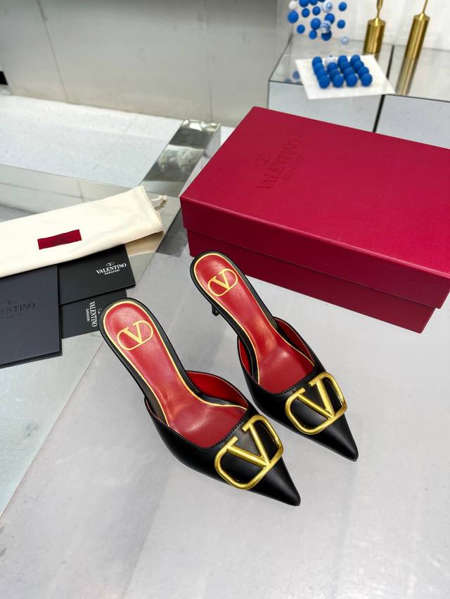 工厂价:330 Valentino华伦天奴全新牛皮半拖版本V扣经典凉鞋 全新原版升级，脚感超级舒适， 方便穿脱 超贴心哦！ 鞋面进口牛皮内里垫脚混种羊皮 意大利