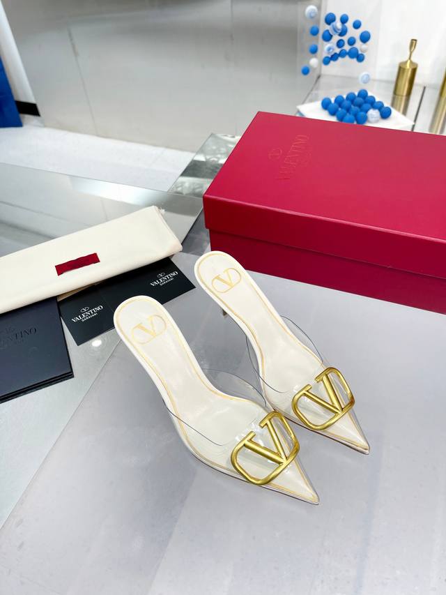 工厂价:290 Valentino华伦天奴全新透明胶片版本V扣经典凉鞋 全新原版升级，脚感超级舒适， 方便穿脱 超贴心哦！ 鞋面进口透明胶片 内里垫脚混种羊皮