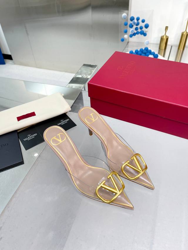 工厂价:290 Valentino华伦天奴全新透明胶片版本V扣经典凉鞋 全新原版升级，脚感超级舒适， 方便穿脱 超贴心哦！ 鞋面进口透明胶片内里垫脚混种羊皮 意