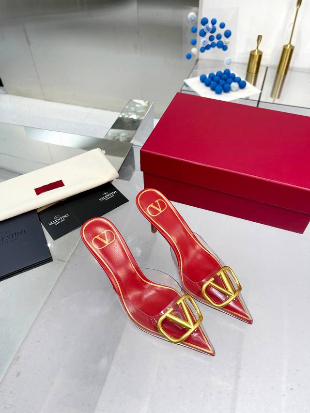 工厂价:290 Valentino华伦天奴全新透明胶片版本V扣经典凉鞋 全新原版升级，脚感超级舒适， 方便穿脱 超贴心哦！ 鞋面进口透明胶片 内里垫脚混种羊皮