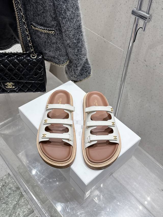 顶级版350 celine塞琳 25/ 春夏最新 厚底 凯旋门英伦风平底微标凉鞋 拖鞋 简约大气时髦 耐看不过时 是时尚圈永不退潮的经典所在，复古的英伦风格，让