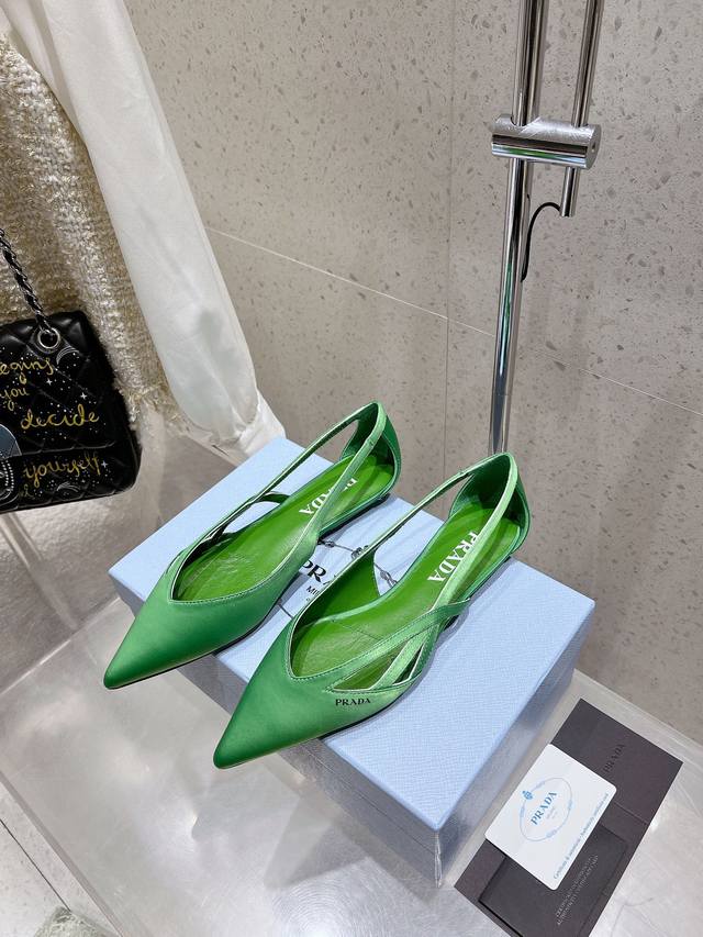 350 prada 普拉达 25Ss早春新款 绝美尖头跟鞋 时尚界久违的极简之美 经典时尚配色 毫不费力的优雅风来袭 时髦 精致 绝美 包头尖头 开边珠外穿时尚