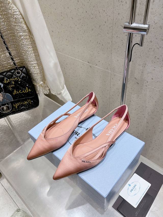 350 prada 普拉达 25Ss早春新款 绝美尖头跟鞋 时尚界久违的极简之美 经典时尚配色 毫不费力的优雅风来袭 时髦 精致 绝美 包头尖头 开边珠外穿时尚