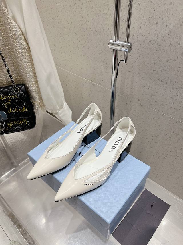 350 prada 普拉达 25Ss早春新款 绝美尖头跟鞋 时尚界久违的极简之美 经典时尚配色 毫不费力的优雅风来袭 时髦 精致 绝美 包头尖头 开边珠外穿时尚