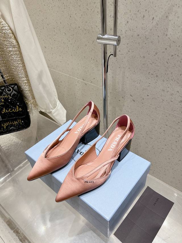 350 prada 普拉达 25Ss早春新款 绝美尖头跟鞋 时尚界久违的极简之美 经典时尚配色 毫不费力的优雅风来袭 时髦 精致 绝美 包头尖头 开边珠外穿时尚