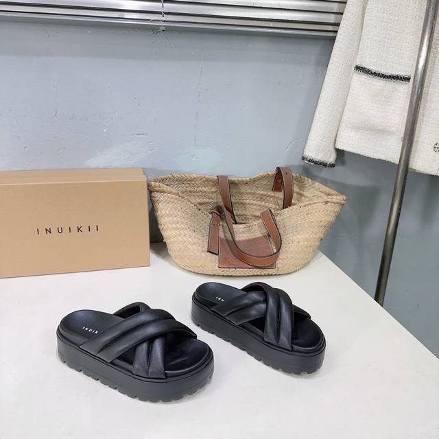 高品质出厂310！小众潮牌Inuikii25春夏新款松糕厚底休闲魔术贴拖鞋系列！ 这系列颜值简直逆天了！每一处细节都彰显着高级与时尚。 材质方面更是没得说，采用
