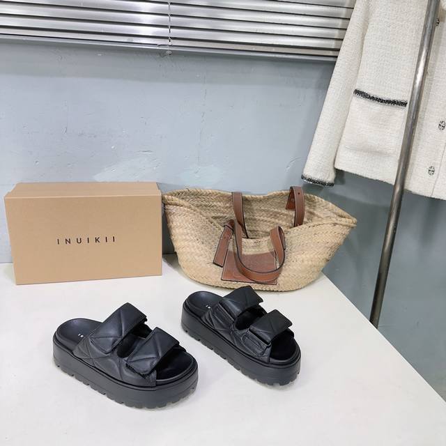 高品质出厂310！小众潮牌Inuikii25春夏新款松糕厚底休闲魔术贴拖鞋系列！ 这系列颜值简直逆天了！每一处细节都彰显着高级与时尚。 材质方面更是没得说，采用