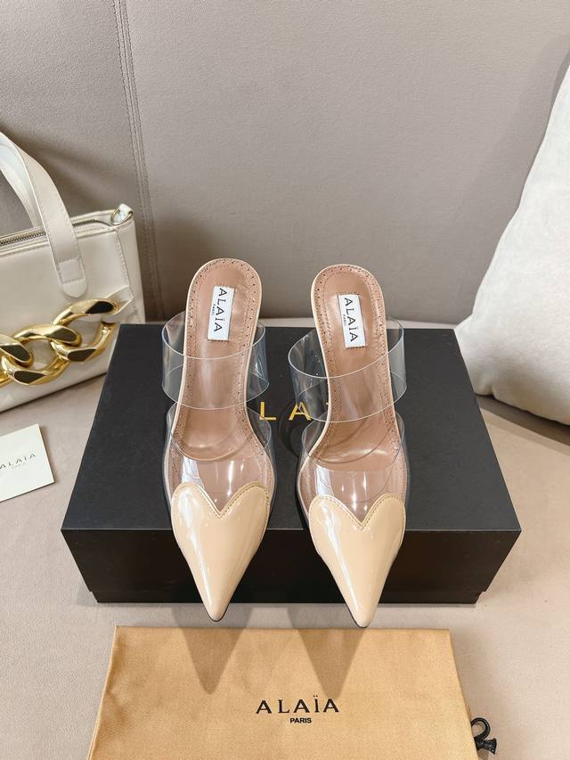 高版本出厂360 独家新品 Alaia 阿莱亚24Ss/ 走秀款爱心高跟鞋 最近超火的一款高跟鞋 章小蕙同款 人气超高的一款高跟鞋 浪漫又迷人 舒适百搭配上不同