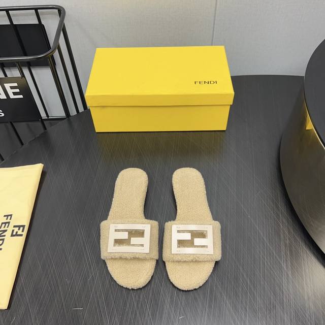 出厂:380《独家顶级版本》 f*Endi芬*迪24春夏秀场新款凉鞋系列…… 【圆头F扣平底毛拖】 每年必备Ff拖今年还加了新的系列，美到无法言喻 绝好的穿着舒
