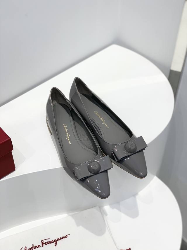 工厂价390 Sf Salvatore Ferraga*O 菲拉*慕官网新款Vara半圆蝴蝶结单鞋，采用新式小尖头鞋楦，很个性时尚的款式，鞋头饰有备受喜爱的Va