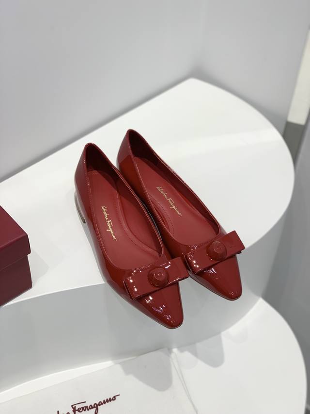 工厂价390 Sf Salvatore Ferraga*O 菲拉*慕官网新款Vara半圆蝴蝶结单鞋，采用新式小尖头鞋楦，很个性时尚的款式，鞋头饰有备受喜爱的Va