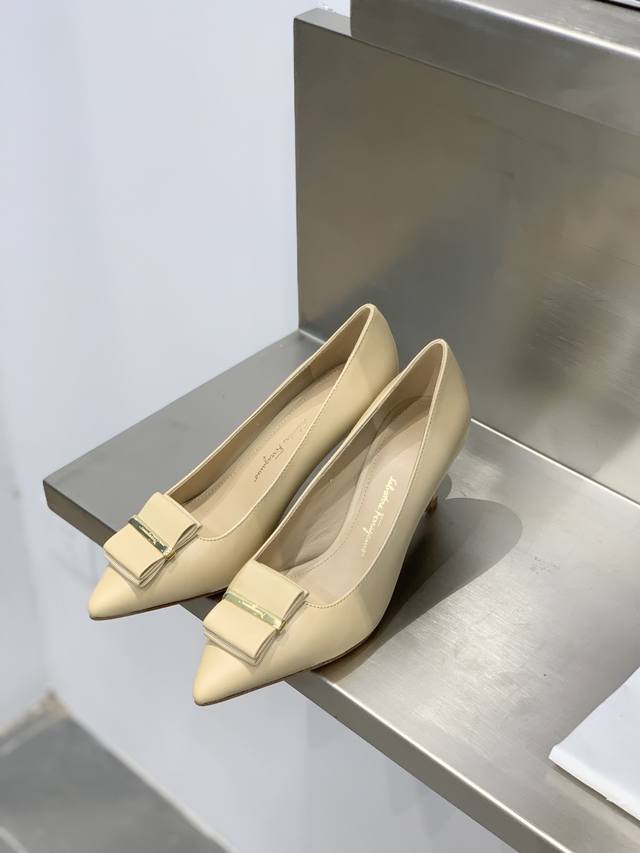工厂价 420 现货Sf Salvatore Ferraga*O 新品上新！菲拉*慕双蝴蝶结尖头高跟鞋单鞋 Ferraga*O以锥形鞋头和新颖而性感的剪裁诠释此