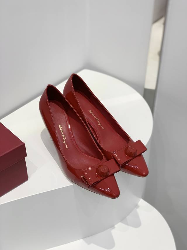 工厂价390 Sf Salvatore Ferraga*O 菲拉*慕官网新款Vara半圆蝴蝶结单鞋，采用新式小尖头鞋楦，很个性时尚的款式，鞋头饰有备受喜爱的Va
