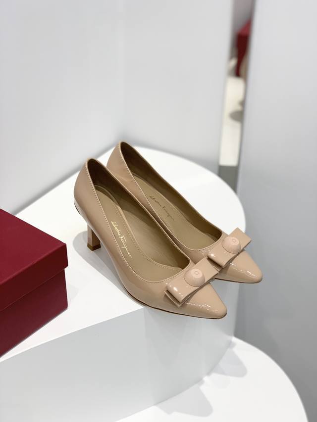 工厂价390 Sf Salvatore Ferraga*O 菲拉*慕官网新款Vara半圆蝴蝶结单鞋，采用新式小尖头鞋楦，很个性时尚的款式，鞋头饰有备受喜爱的Va