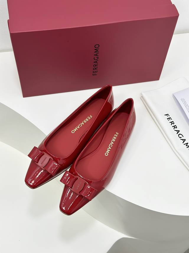 工厂价 400 Sf Salvatore Ferraga*O 菲拉*慕新款Vara漆皮蝴蝶结小方头单鞋！新楦头的Vara更时尚，看一眼就能爱上的小方头女人味十足
